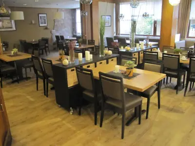 Ein Restaurant oder anderes Speiselokal in der Unterkunft Hotel Steuer