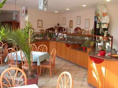 Ein Restaurant oder anderes Speiselokal in der Unterkunft Hotel Steuer