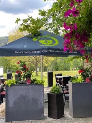 Ein Garten an der Unterkunft Hotel Steuer