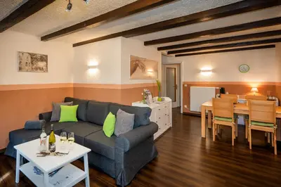 Ein Sitzbereich in der Unterkunft Ferienwohnung Ginsterberg