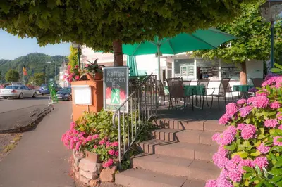 Ein allgemeiner Bergblick oder ein Berglick von der Pension aus