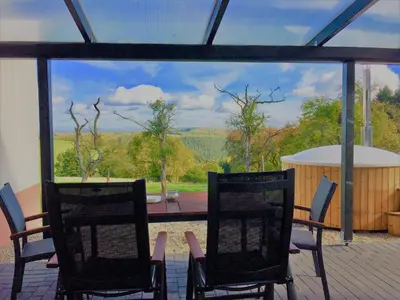 Ein allgemeiner Bergblick oder ein Berglick von des Ferienhauses aus