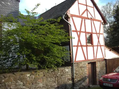 Das Gebäude in dem sich das Ferienhaus befindet