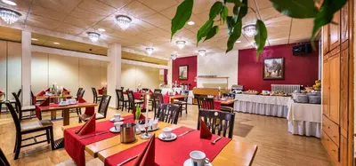 Ein Restaurant oder anderes Speiselokal in der Unterkunft Schroeders Stadtwaldhotel