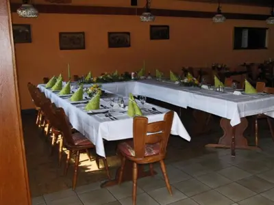 Ein Restaurant oder anderes Speiselokal in der Unterkunft Hotel Moselkern
