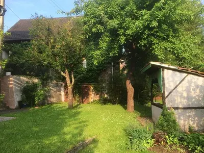 Ein Garten an der Unterkunft Ferienwohnung Helfenstein