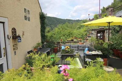 Ein allgemeiner Bergblick oder ein Berglick von des Ferienhauses aus