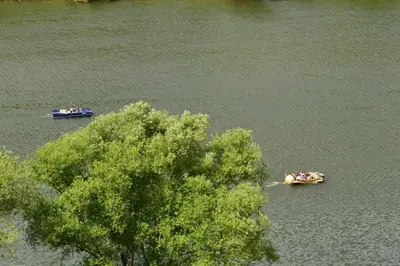 Blick auf einen Fluss in der Nähe des Ferienhauses