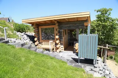 Ein Garten an der Unterkunft Ferienhaus zur Burg Olbruck