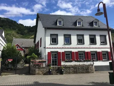 Das Gebäude in dem sich das Ferienhaus befindet