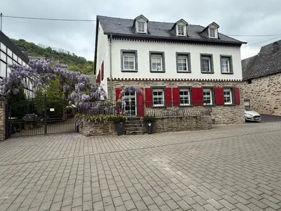 Das Gebäude in dem sich das Ferienhaus befindet
