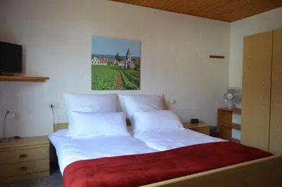 Ein Bett oder Betten in einem Zimmer der Unterkunft Weingut H. Gindorf