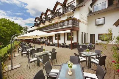 Ein Restaurant oder anderes Speiselokal in der Unterkunft Landhotel Lembergblick