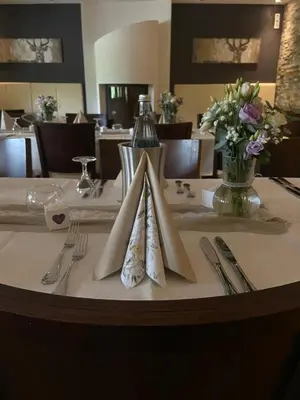 Ein Restaurant oder anderes Speiselokal in der Unterkunft Landhotel Lembergblick