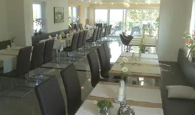 Ein Restaurant oder anderes Speiselokal in der Unterkunft Hotel Retterath am Nürburgring
