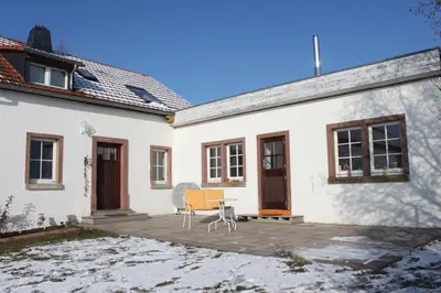 Das Gebäude in dem sich das Ferienhaus befindet
