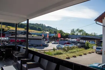 Ein allgemeiner Bergblick oder ein Berglick von des Aparthotels aus