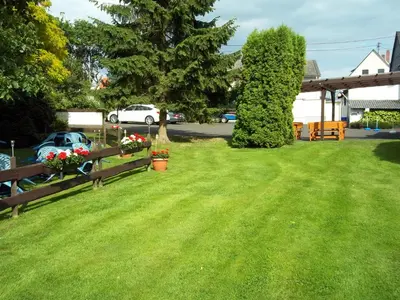 Ein Garten an der Unterkunft Landhaus Wartenstein