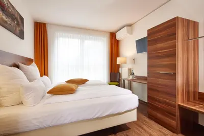 Ein Bett oder Betten in einem Zimmer der Unterkunft ante porta DAS STADTHOTEL