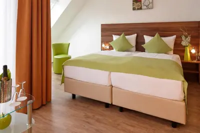 Ein Bett oder Betten in einem Zimmer der Unterkunft ante porta DAS STADTHOTEL