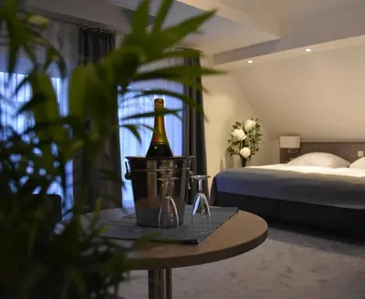 Ein Bett oder Betten in einem Zimmer der Unterkunft Fast Lane Hotel