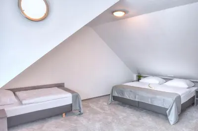 Ein Bett oder Betten in einem Zimmer der Unterkunft Fast Lane Hotel