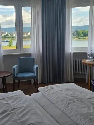 Ein Bett oder Betten in einem Zimmer der Unterkunft Rheinhotel Larus