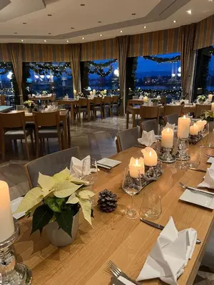 Ein Restaurant oder anderes Speiselokal in der Unterkunft Rheinhotel Larus