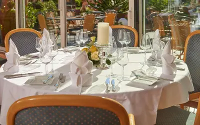 Ein Restaurant oder anderes Speiselokal in der Unterkunft Rheinhotel Larus