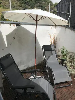 Ein Garten an der Unterkunft Schräges Haus
