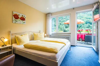 Ein Bett oder Betten in einem Zimmer der Unterkunft Moselromantik-Hotel zum Löwen
