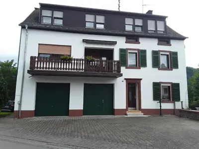 Das Gebäude in dem sich das Ferienhaus befindet