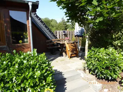 Ein Garten an der Unterkunft Eifelwaldhäuschen