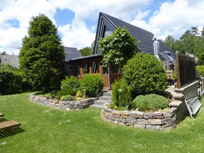 Ein Garten an der Unterkunft Eifelwaldhäuschen