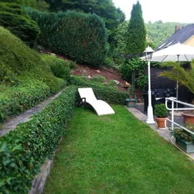 Ein Garten an der Unterkunft Haus Schönblick