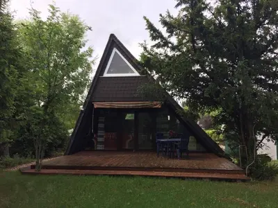 Ein Garten an der Unterkunft Familienfreundliches Ferienhaus mit Waldrand Lage