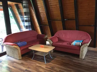 Ein Sitzbereich in der Unterkunft Familienfreundliches Ferienhaus mit Waldrand Lage