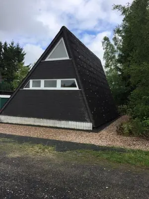 Das Gebäude in dem sich das Ferienhaus befindet