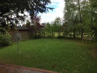 Ein Garten an der Unterkunft Familienfreundliches Ferienhaus mit Waldrand Lage