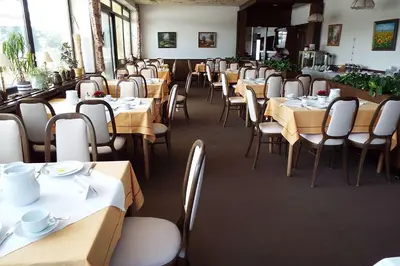 Ein Restaurant oder anderes Speiselokal in der Unterkunft Park-Hotel
