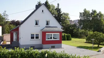 Das Gebäude in dem sich das Ferienhaus befindet