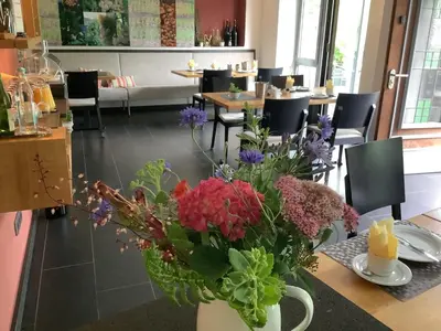 Ein Restaurant oder anderes Speiselokal in der Unterkunft Ferienhaus Zenz - Gästezimmer im Winzerhaus