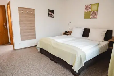 Ein Bett oder Betten in einem Zimmer der Unterkunft Hotel Lellmann