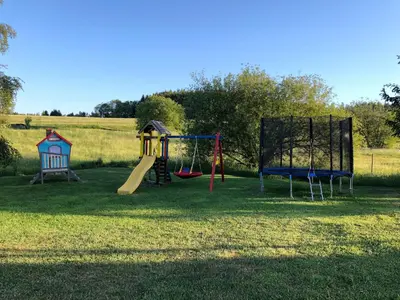Ein Kinderspielbereich in der Unterkunft Ferienwohnung Göbel