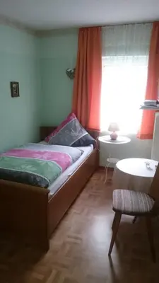 Ein Bett oder Betten in einem Zimmer der Unterkunft Winzerschenke