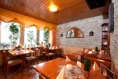 Ein Restaurant oder anderes Speiselokal in der Unterkunft Gasthaus zur Linde