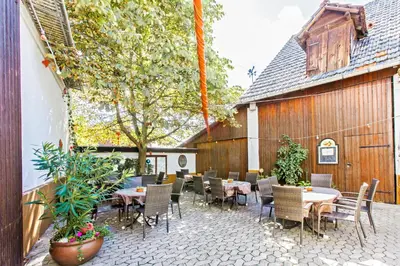 Ein Restaurant oder anderes Speiselokal in der Unterkunft Gasthaus zur Linde