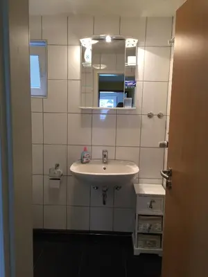 Ein Badezimmer in der Unterkunft FEWO Schmandin Laacher See