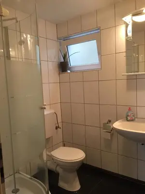 Ein Badezimmer in der Unterkunft FEWO Schmandin Laacher See