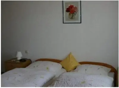 Ein Bett oder Betten in einem Zimmer der Unterkunft Gasthaus zur Krone